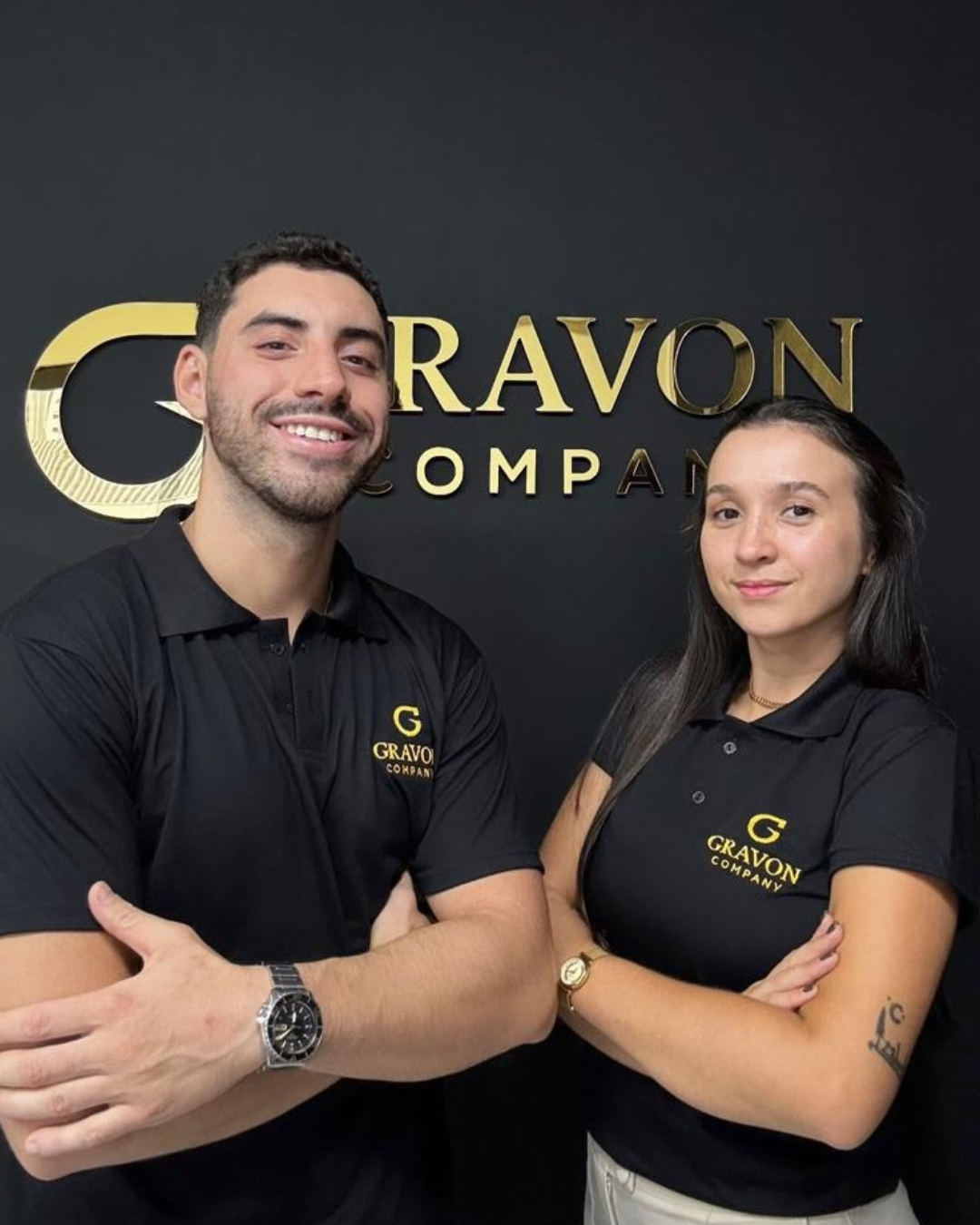 Magali junto a un compañero en Gravon Company, Brasil